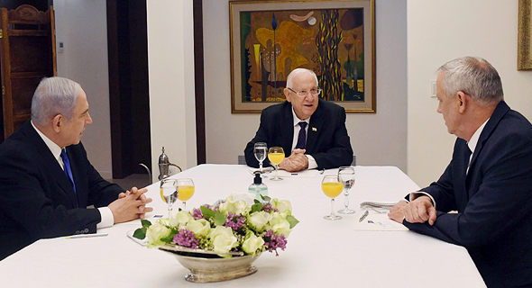 הנשיא ראובן ריבלין (במרכז). מנסה לחבר בין גנץ לנתניהו