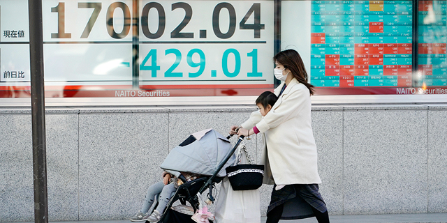 מתגוננים מפני מגיפת הקורונה, בורסת טוקיו, צילום: אי פי איי