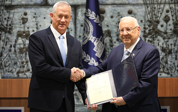 בני גנץ יו"ר כחול לבן מקבל את המנדט מ נשיא המדינה ראובן רבלין, צילום: אי פי איי