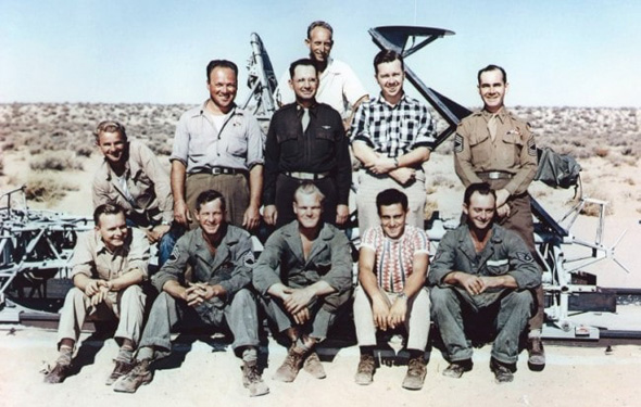צוותו של סטאפ, מאחוריהם המזחלת. מי היה אחראי למחדל?, צילום: USAF
