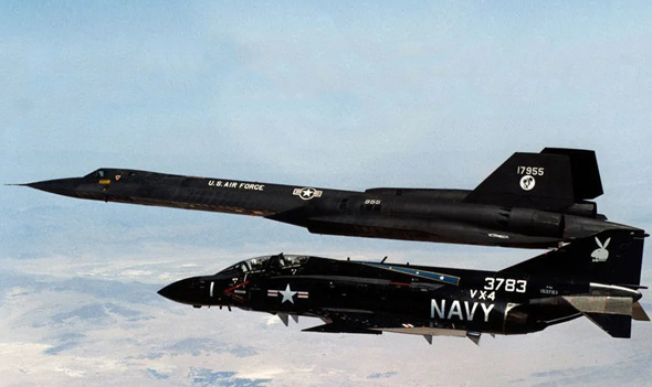 F4 פאנטום ו-SR71 ציפור שחורה, טסים במבנה. מרפי עיצב את מערכות המילוט בשניהם, צילום: USN