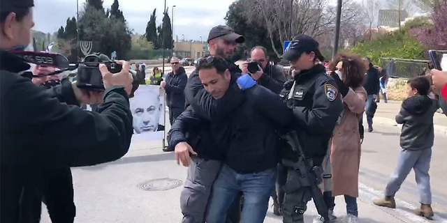 עצורים בהפגנה מול הכנסת: &quot;מפרים צו משרד בריאות&quot;