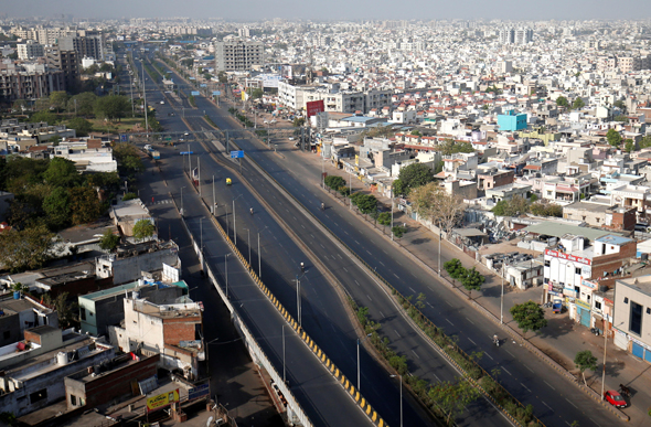 כבישים שוממים באחמדאבאד שבהודו, לאחר הכרזת העוצר