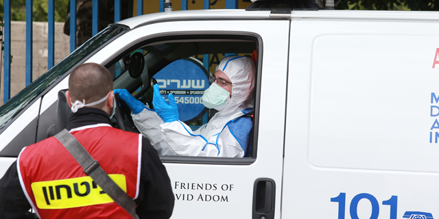 אמבולנס מכניס חולה קורונה לבית החולים וולפסון , צילום: אביגיל עוזי