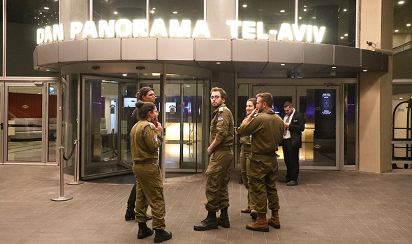 חיילים של פיקוד העורף ליד מלון דן פנורמה בתל אביב