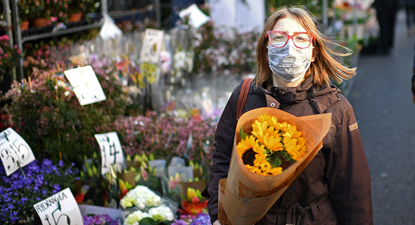 אישה בשוק פרחים במזרח לונדון, אתמול, צילום: איי אף פי