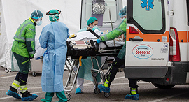 Medical staff helping a corona patient. Photo: Getty Images