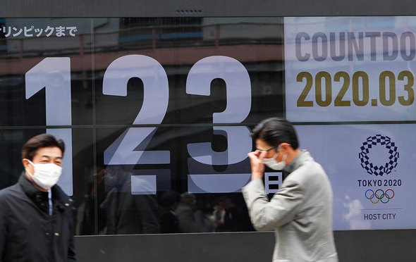 אזרחים מסכות שלט אולימפיאדה אולימפיאדת טוקיו 2020 יפן, צילום: רויטרס