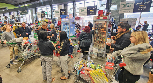 Super market chain Tiv Tam packed in Tel Aviv neighborhood, Ramat HaHayal. Photo: Dana Koppel 