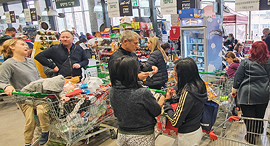 Super market chain Tiv Tam packed in Tel Aviv neighborhood Ramat Hahayal. Photo: Dana Koppel 