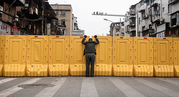 קיר הפרדה בווהאן, בתחילת החודש. איסור לצאת גם לקניית מזון, צילום: גטי אימג