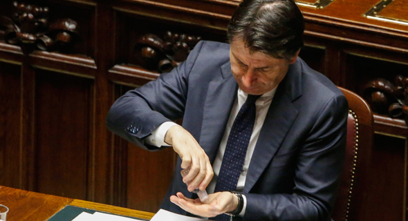 ראש ממשלת איטליה ג'וזפה קונטי מחטא ידיו אחרי נאום בפרלמנט
