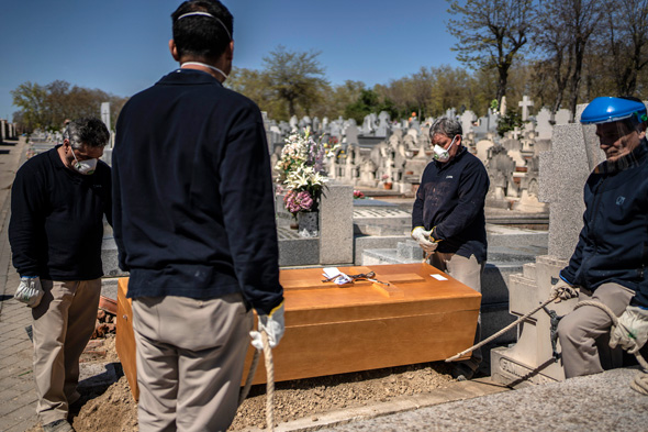 לוויה של חולה קורונה שנפטר בספרד, צילום: איי פי