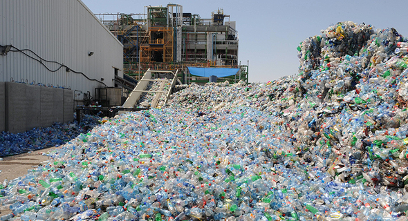 בקבוקי פלסטיק בתחנת מיחזור. כ־20% מהציבור ממחזר בקבוקי שתייה, צילום: ישראל יוסף