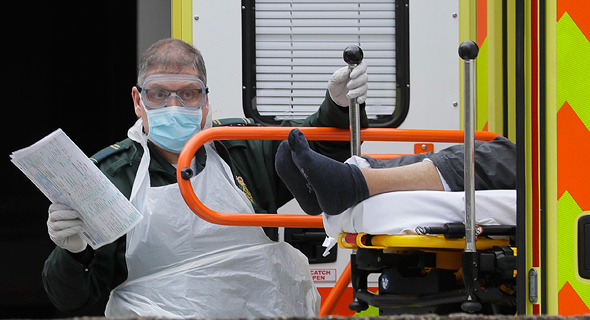 חולה קורונה מגיע לבית חולים בבריטניה, צילום: איי פי