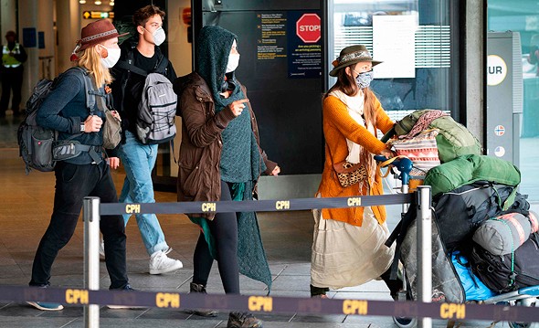 תושבים חוזרים בשדה התעופה בקופנהגן, צילום: איי אף פי