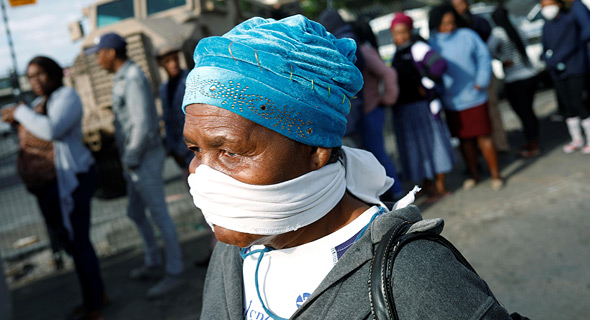 תושבת קייפטאון בדרום אפריקה ותושבים נוספים המבקשים תמיכה סוציאלית במשבר הקורונה, צילום: רויטרס