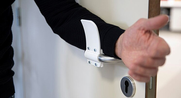 אביזר המאפשר לפתוח דלת ללא מגע כף היד, של חברת מטיריאלייז הבלגית, צילום: Materialise