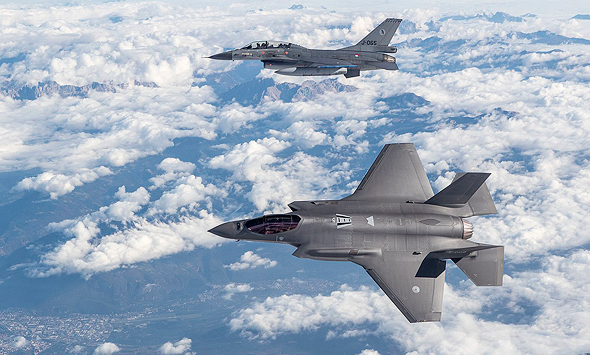 F35 (בחזית) ו-F16. האחרון מהיר בכ-600 קמ"ש מיורשו, צילום: (Defensie (CC0