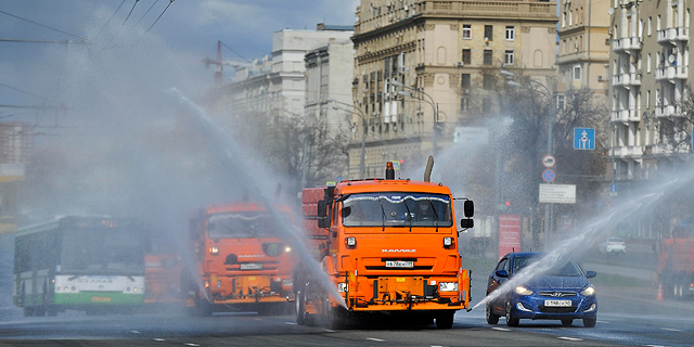 מרססים נגד הנגיף במוסקבה, רוסיה, צילום: איי פי