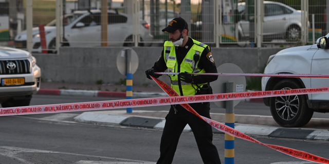 הכבישים ריקים, שוטרים וחיילים במחסומים: העוצר נכנס לתוקף