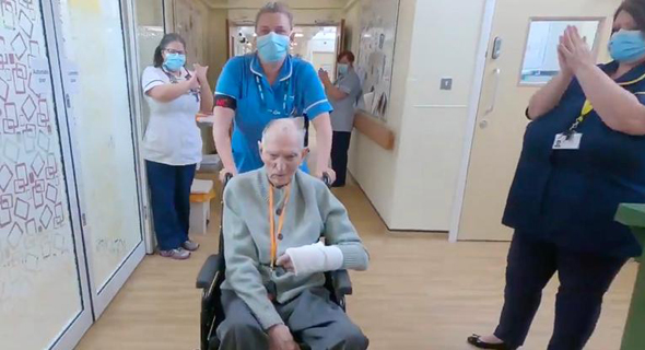 אלברט צ'יימברס בן ה-99 משתחרר מבית החולים
