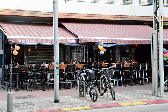 בית קפה סגור בתל אביב, צילום: יריב כץ