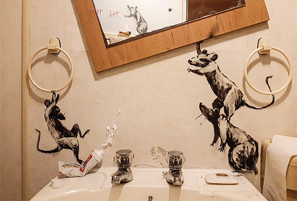 ציורי הקיר של בנקסי בתוך חדר האמבטיה שלו, צילום: banksy/Instagram