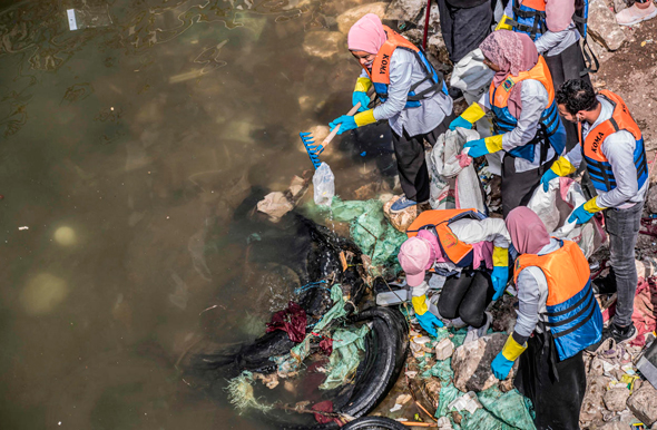 מתנדבים מושים פסולת מנהר הנילוס בקהיר, לפני חודש. “הסביבה היא הראשונה להיפגע"