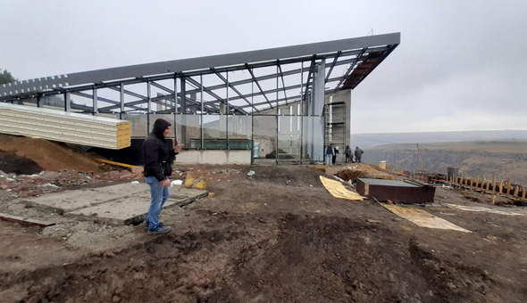 בנייה בימי קורונה – העבודה לא נעצרה לרגע, אתר תיירות בהקמה בגאורגיה