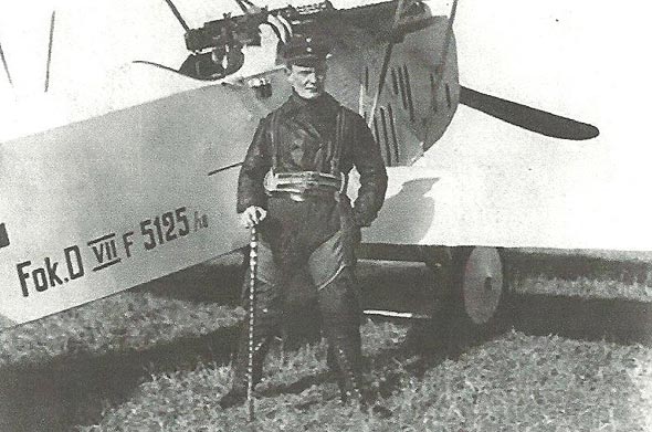 גרינג נשען על מטוס הפוקר שלו, לאחר מינויו למפקד כנף 1. בידו מטה שנשא עמו הברון האדום, מנפרד פון ריכטהופן - על שמו נקראה היחידה