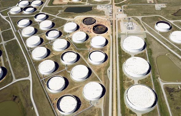 מכלי נפט מלאים באתר האחסון בקושינג, אוקלהומה