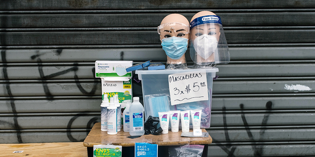 מכירת ציוד להגנה מפני הקורונה בניו יורק, צילום: אי פי איי