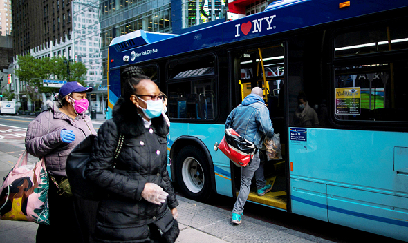 עולים לאוטובוס בניו יורק, צילום: רויטרס