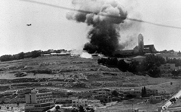 חיל האוויר מפציץ את מתחם אוגוסטה ויקטוריה, צילום: (deror_avi (Wikimedia