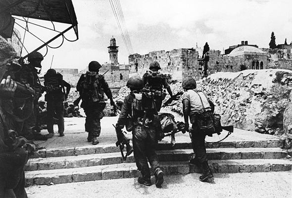 פינוי פצועים בעת הקרב על ירושלים, צילום: ארכיון צה"ל 