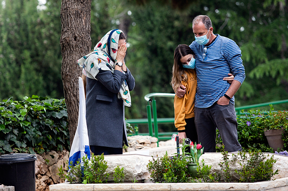 משפחה שכולה בהר הרצל יום לפני יום הזיכרון 