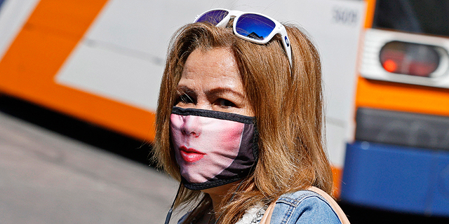 אישה לובשת מסיכה בגרמניה, צילום: אי פי  איי