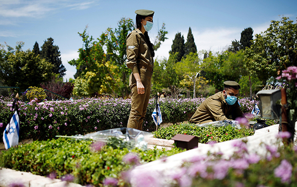 חיילים באחד מטקסי יום הזיכרון, בשנה שעברה