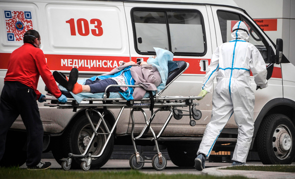 פינוי חולה קורונה במוסקבה, צילום: איי אף פי