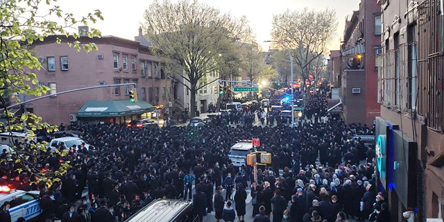 משטרת ניו יורק פיזרה הלוויה המונית של חסידים, ראש העיר: &quot;סיימנו עם האזהרות&quot;