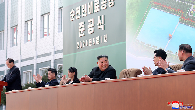 קים ג'ונג און בטקס חנוכת מפעל הדשנים, צילום: רויטרס