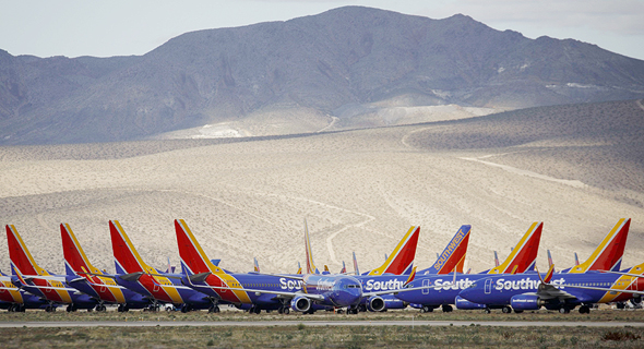 מטוסי סאות'ווסט בשדה תעופה בקליפורניה