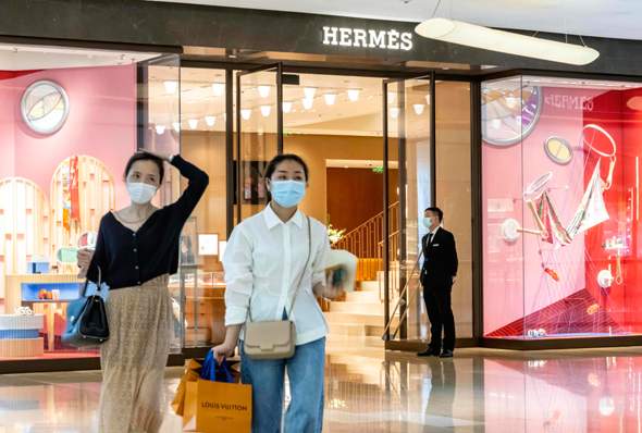 לקוחות של חנות הרמס שנפתחה מחדש בסין. הפדיון ביום המכירות הראשון הגיע ל־2.7 מיליון דולר