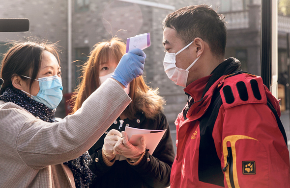 בדיקת חום בסין, צילום: בלומברג
