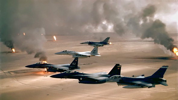 מטוסי F15 ו-F16 מעל לשדות נפט בוערים בעיראק, צילום: USAF
