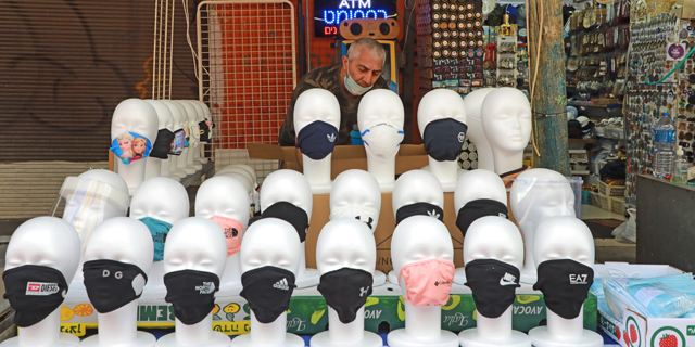 דוכן למכירת מסכות בשוק הכרמל, צילום: דנה קופל