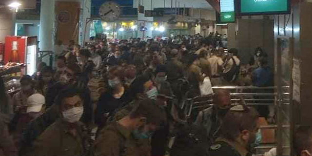צפיפות בתחנה המרכזית בירושלים  היום, צילום: סוף פטישי