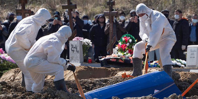 A funeral for a coronavirus patient in Russia. Photo: AFP