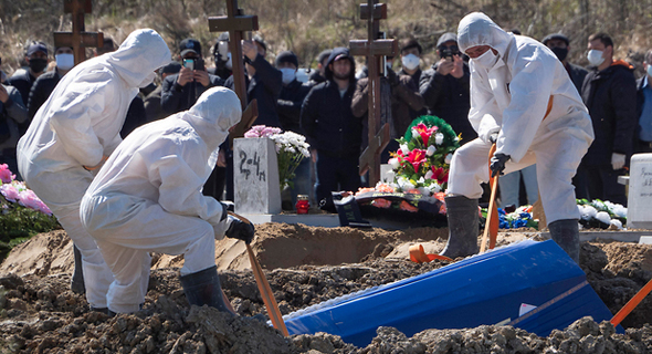 A funeral for a coronavirus patient in Russia. Photo: AFP